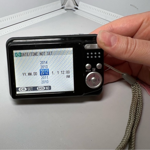 Fuji Fujifilm FinePix AX650 16MP Digital Camera With 5x Zoom With Storage Card - Picture 4 of 4